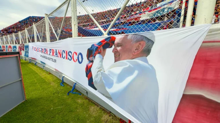 Las banderas de apoyo de los hinchas de San Lorenzo al Papa Francisco en el Nuevo Gasómetro
