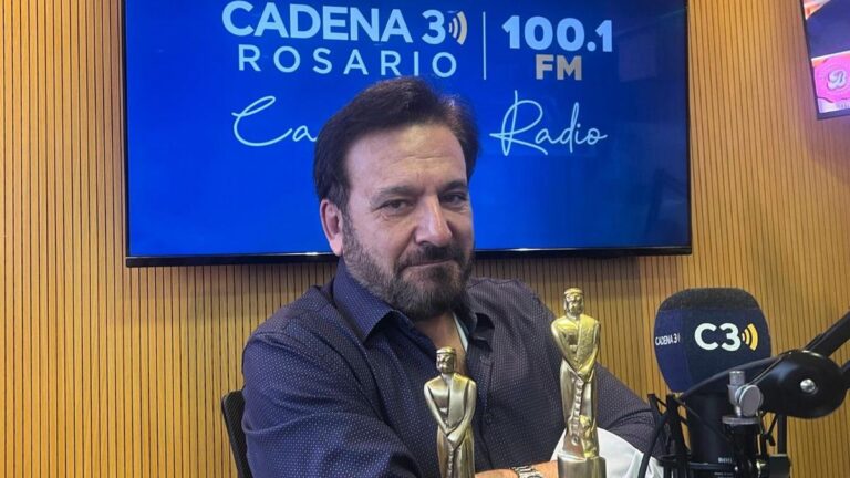 El «Turco» Lotuf llegó al estudio con los  Martín Fierro