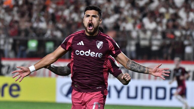 Desgarro de Paulo Díaz y duda para el superclásico