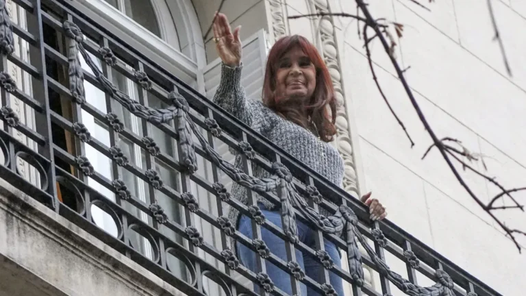 Cristina Kirchner volvió a salir al balcón