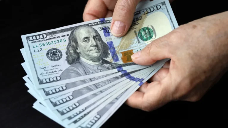 El dólar rozó el techo de la banda cambiaria