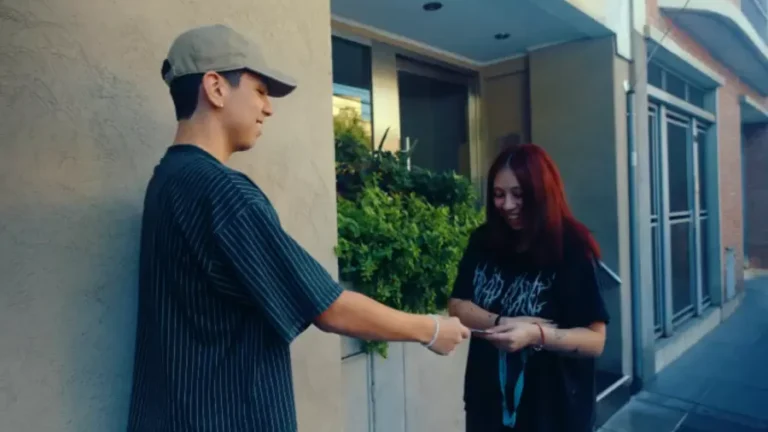 Milo J sorprendió a sus fans entregándoles entradas para su show en Vélez