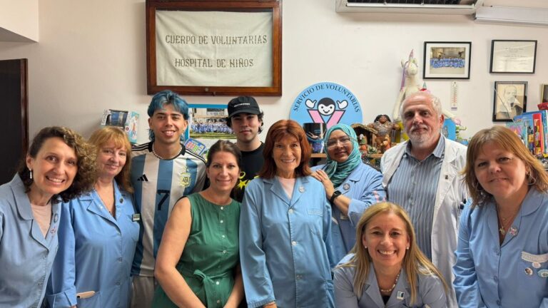 Luck Ra mostró visitó el Hospital Gutiérrez