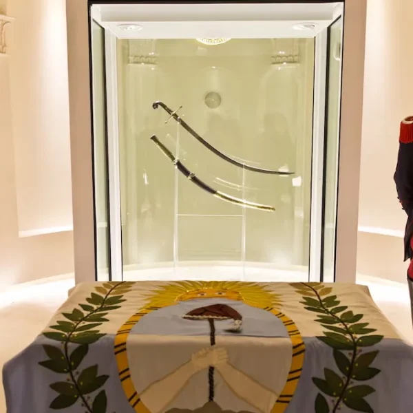 Milei encabeza el acto de traslado del sable corvo de San Martín